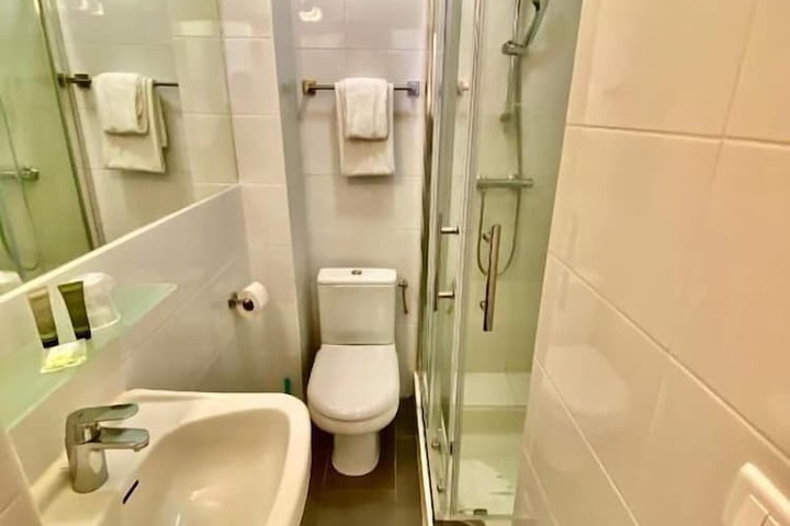 Room 9 of 10