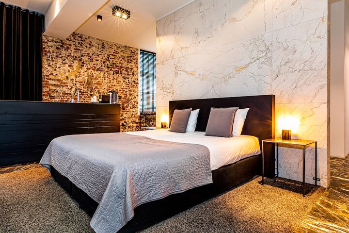 Room 44 of 214