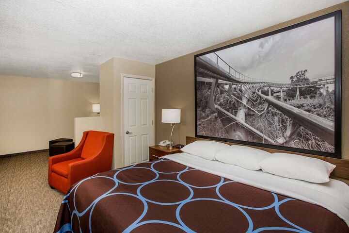 1 King Bed (4 of 12)
