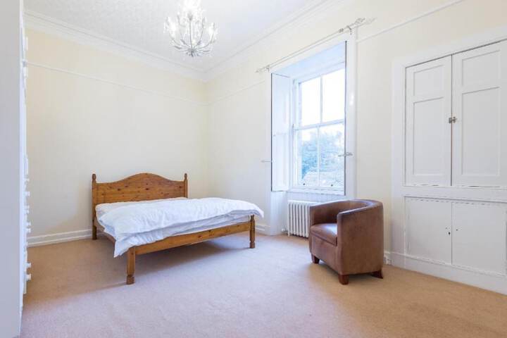 Room 6 of 13