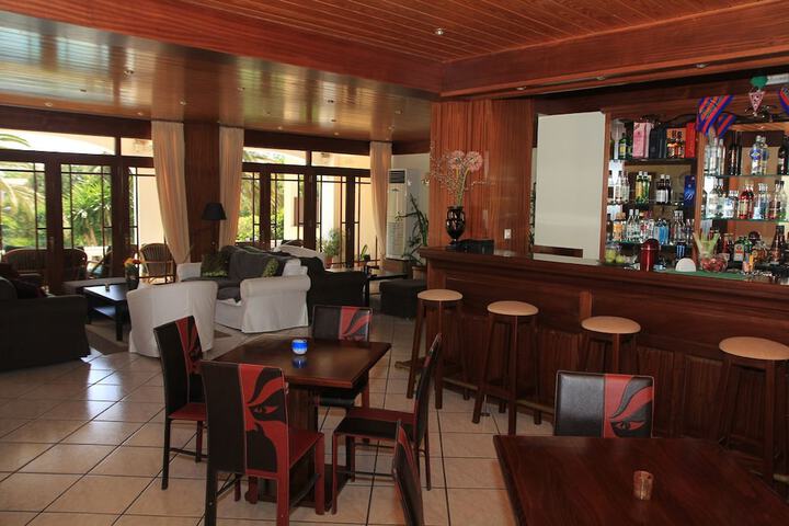 Lounge 49 of 73