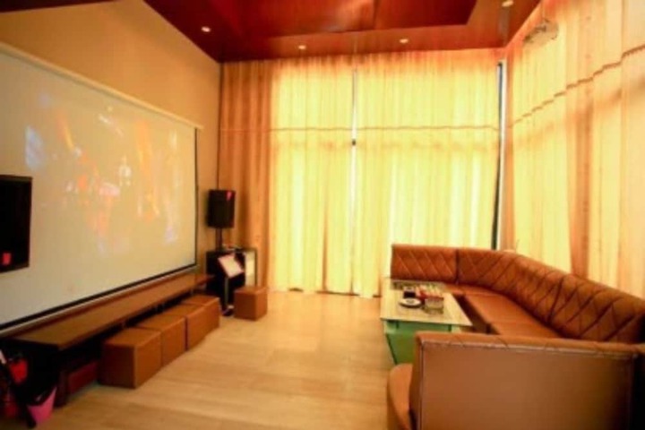 Room 5 of 8