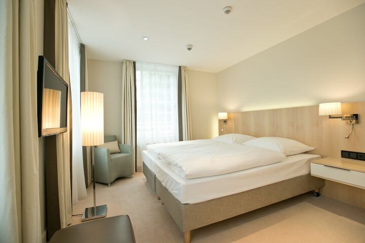 Room 4 of 33