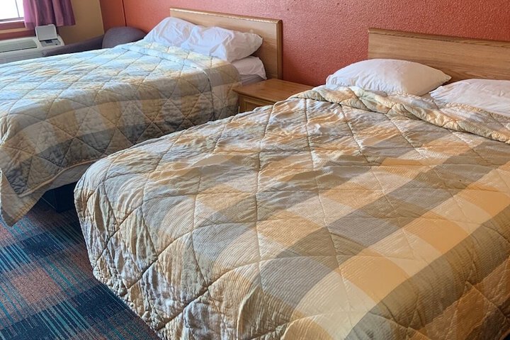 2 Queen Beds (12 of 13)