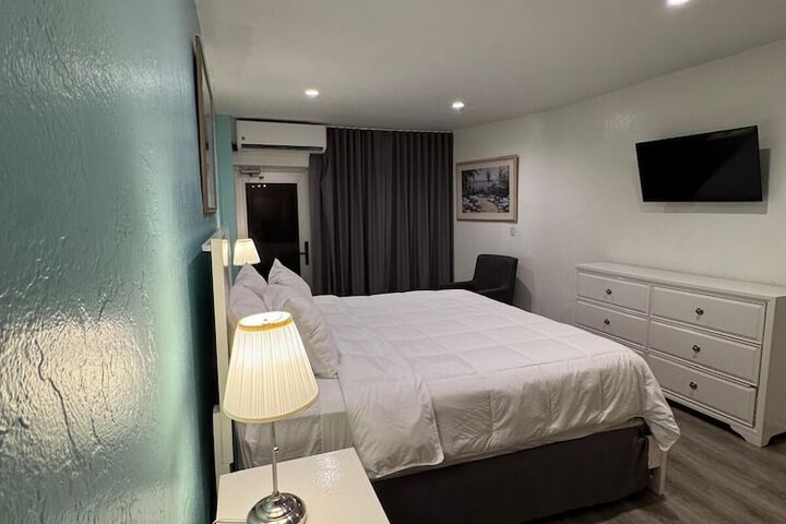 Room 6 of 28