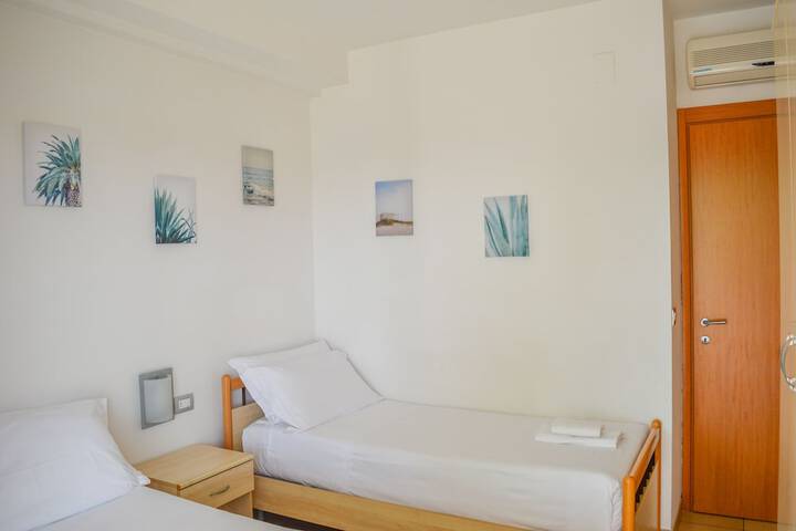 Room 27 of 208