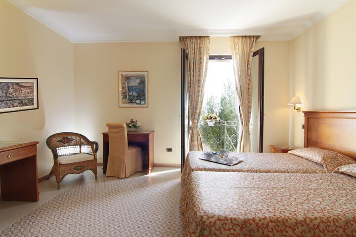Room 13 of 32