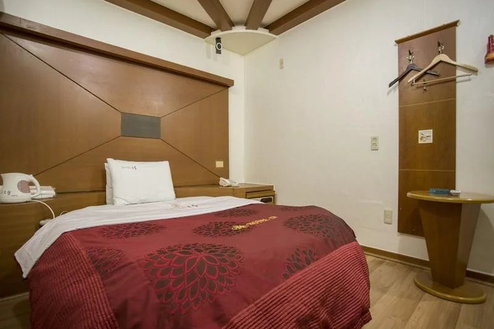 Room 6 of 27