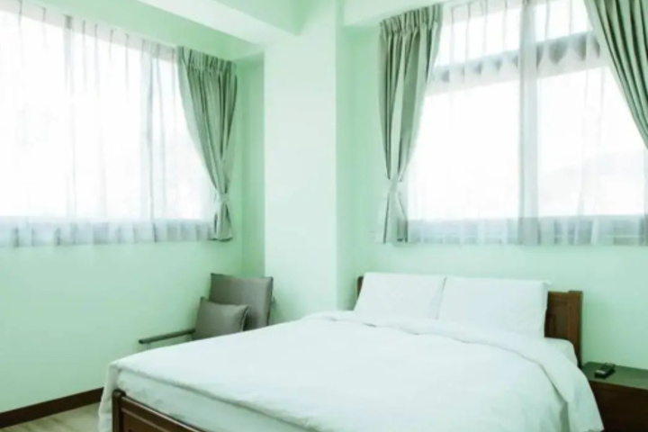 Room 5 of 12