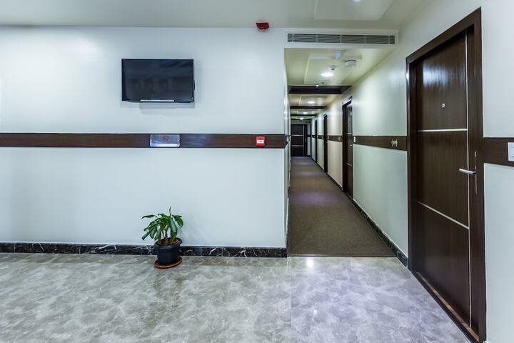 Ballroom/Hall 28 of 31
