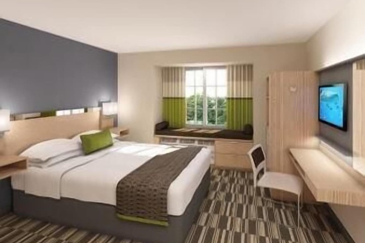 1 Queen Bed (5 of 6)