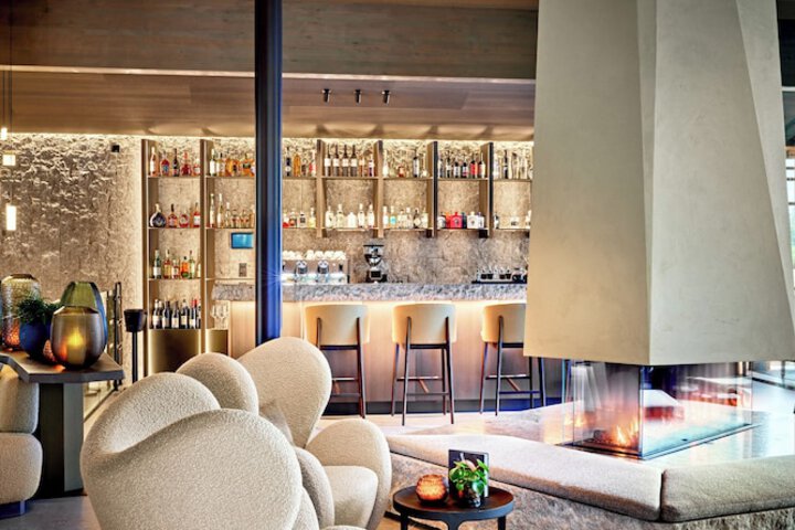 Lounge 19 of 27