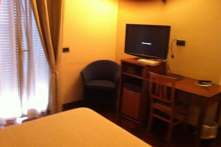Room 9 of 12