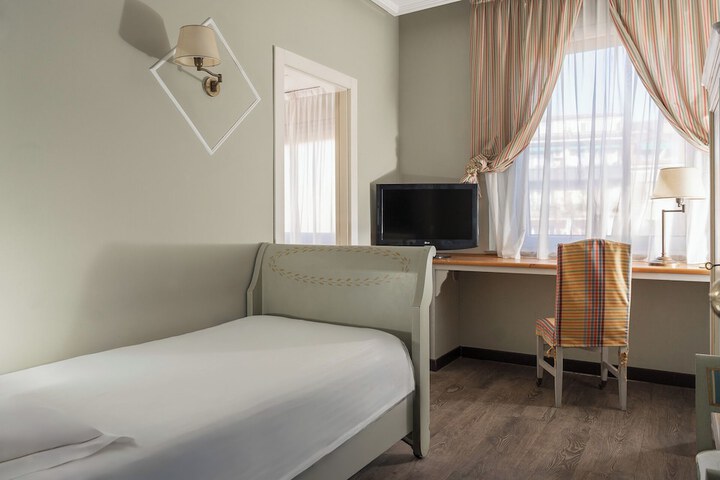 Room 7 of 34