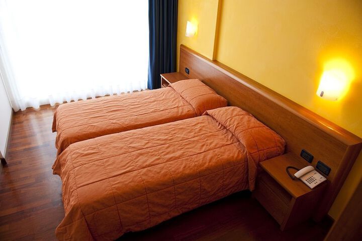 Room 6 of 34