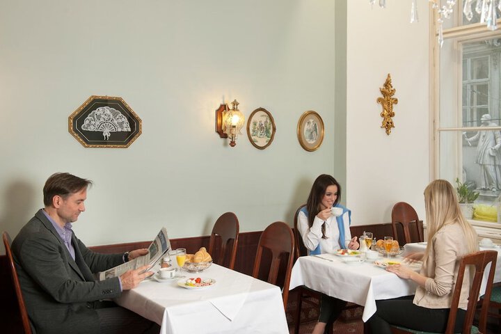 Dining 32 of 40