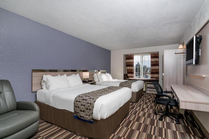 1 Queen Bed Accessible Room (3 of 20)
