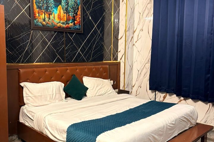 Room 13 of 28