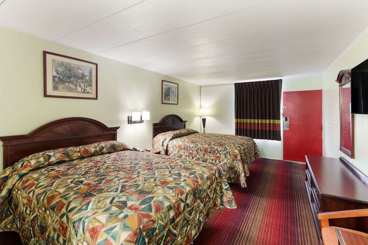 1 Queen Bed (4 of 10)