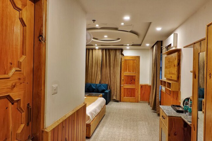 Room 17 of 38
