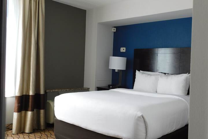 1 King Bed (9 of 10)