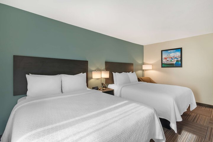2 Queen Beds Microwave and Refrigerator Full Breakfast (1 of 13)