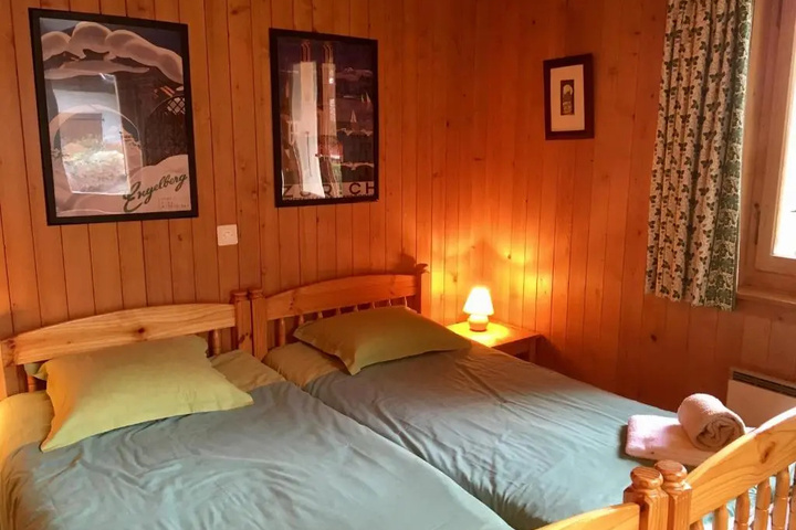 Room 2 of 10