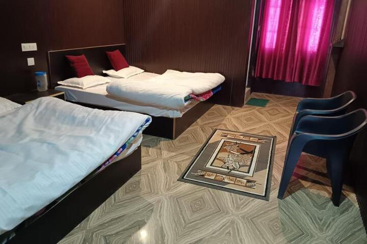 Prithvi yatra hotels Guptkashi