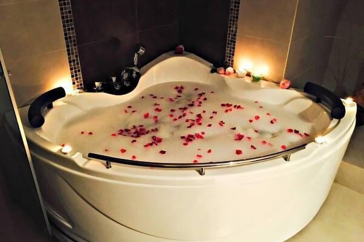 Deep soaking bathtub