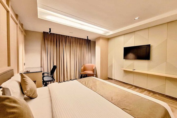 Room 12 of 27