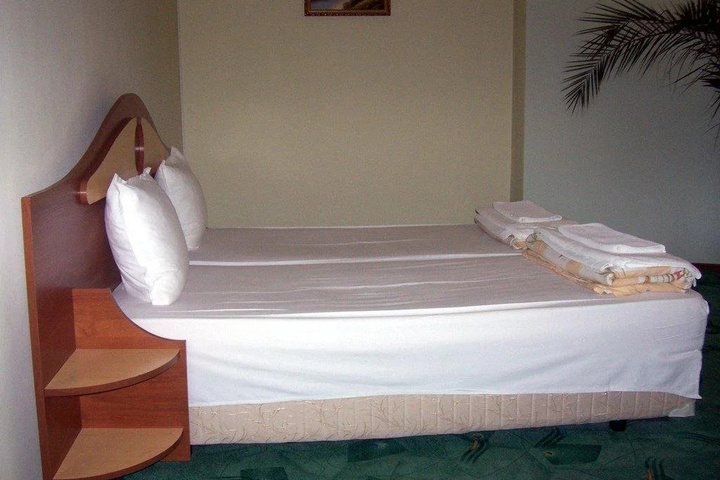 Room 4 of 12