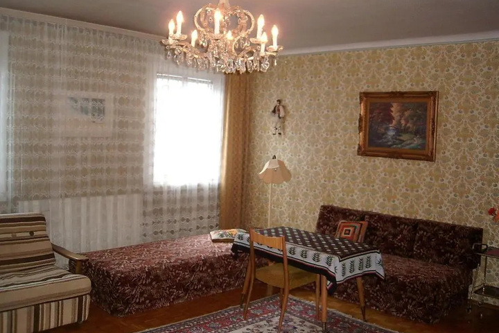 Room 4 of 8