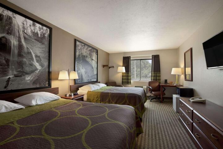 1 Queen Bed Deluxe Room (16 of 17)
