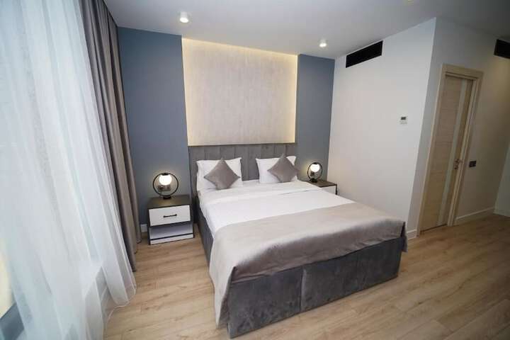 Room 4 of 18