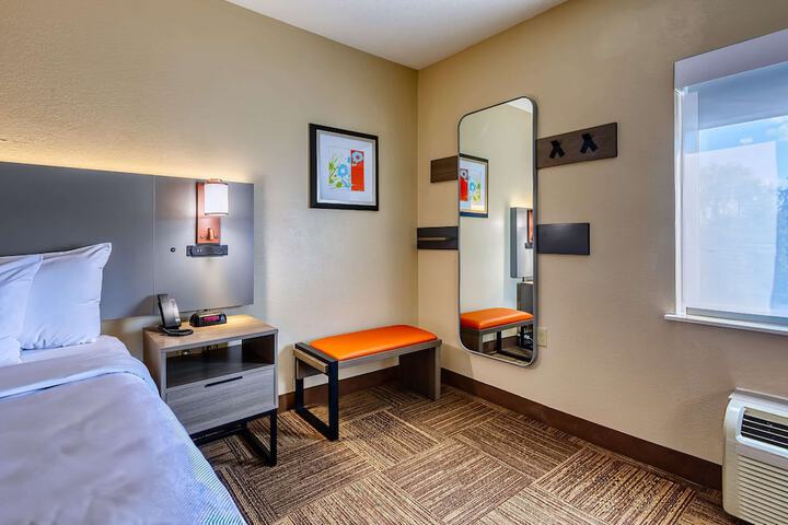 Room 19 of 68