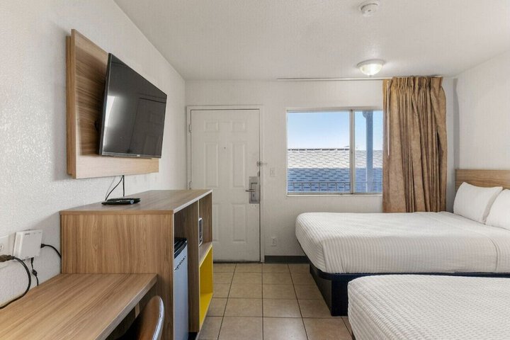 Room 5 of 9