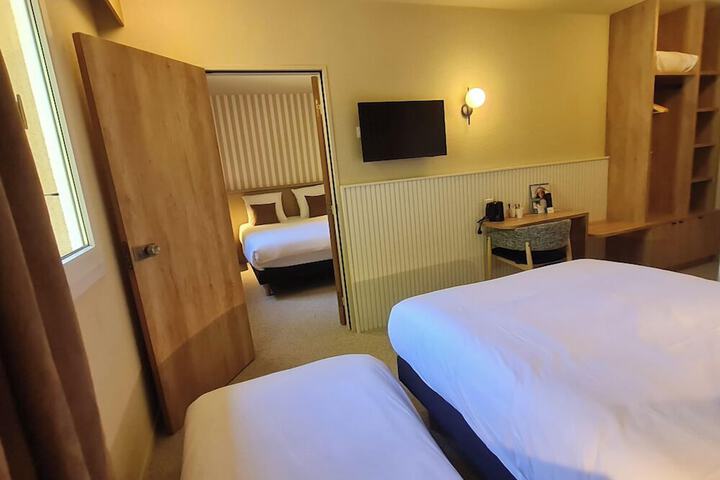Room 32 of 61