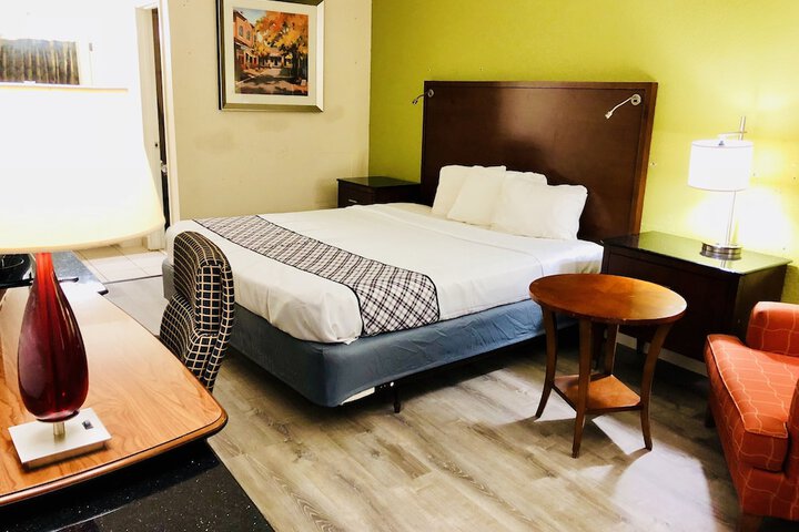 Renovated Standard King Bed (7 of 21)