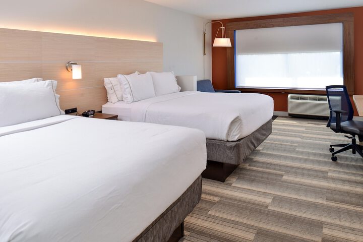 2 Queen Beds (12 of 20)