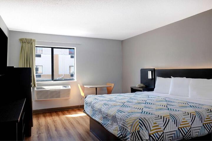 1 King Bed (9 of 10)