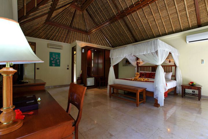 Room 6 of 102