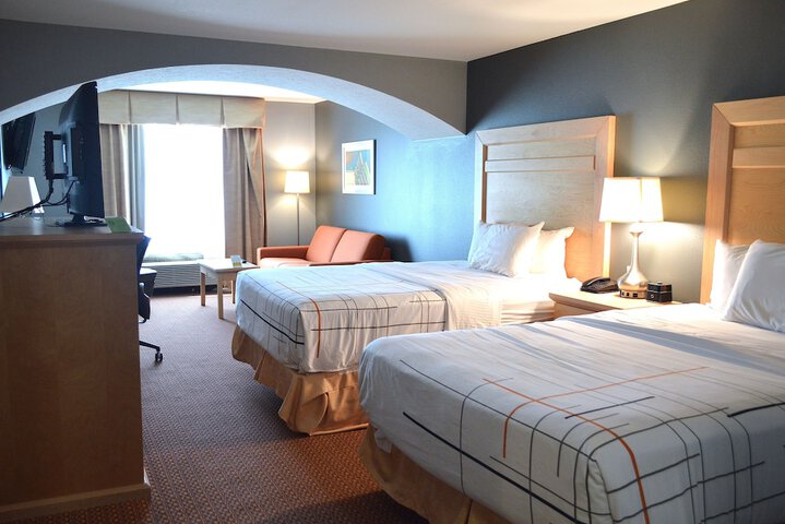 1 Queen Bed (9 of 17)