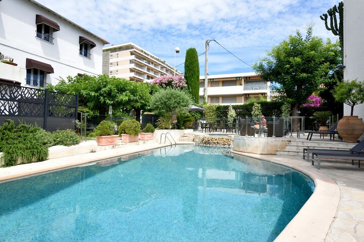 Hotel Pool