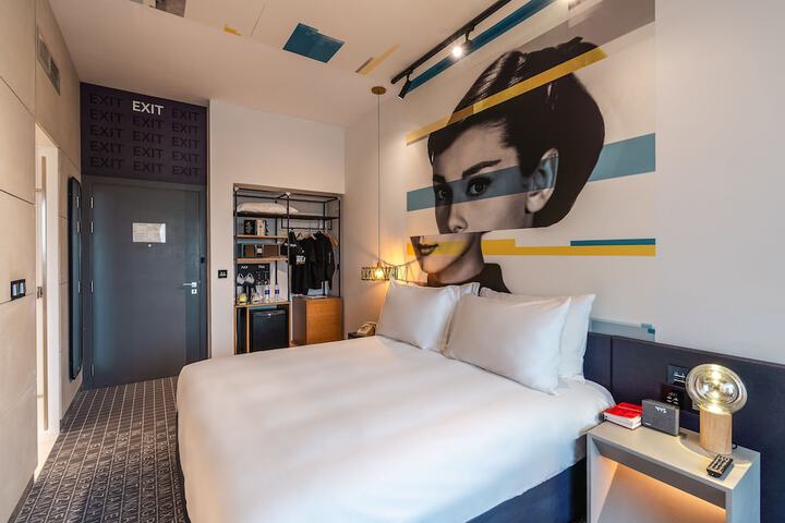 Room 13 of 40