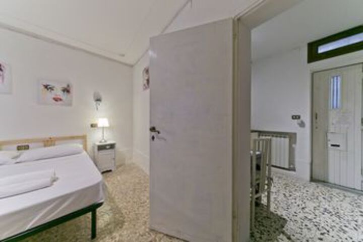 Room 4 of 12
