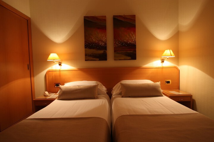 Room 7 of 77