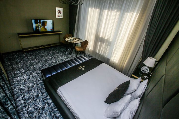 Room 9 of 38