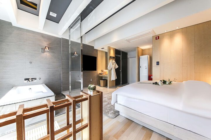 Room 27 of 74