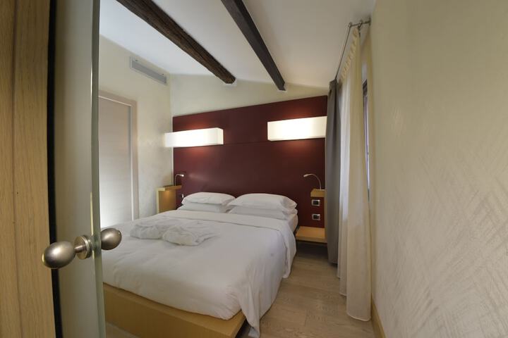 Room 6 of 52