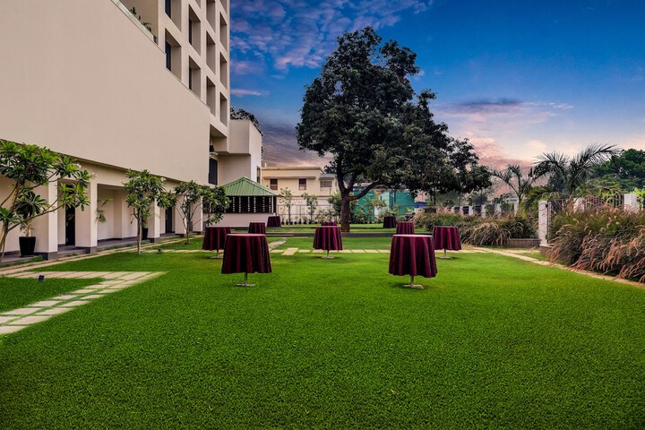 Hotel Exterior 82 of 94